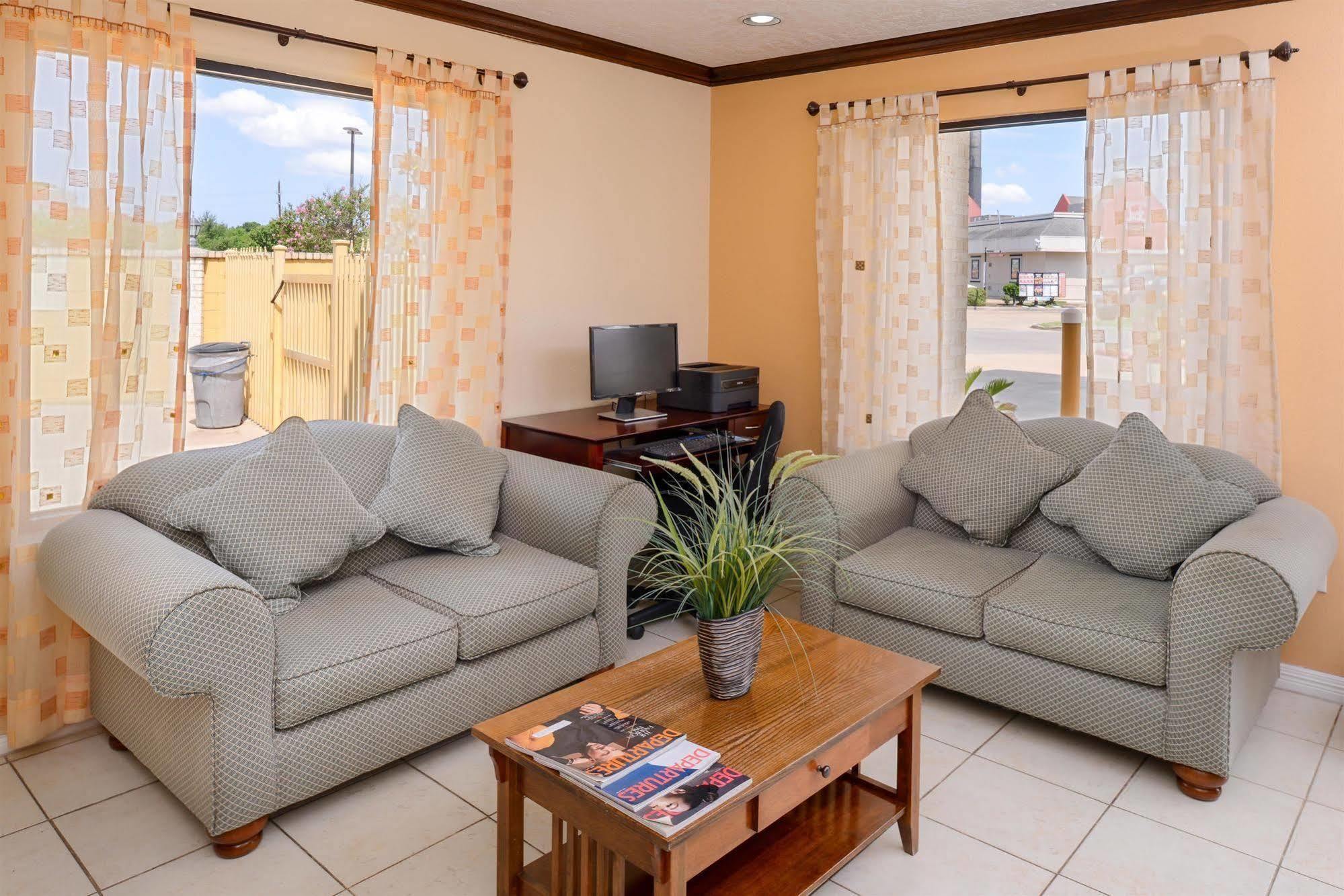 Americas Value & Waller/prairie View Motel 2*